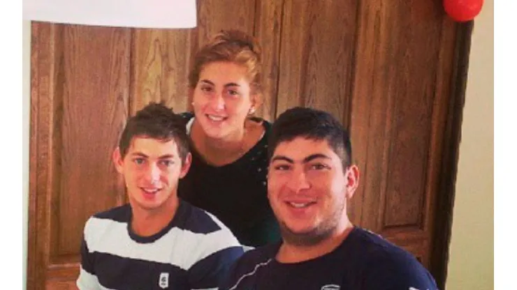 Sala junto a sus hermanos.