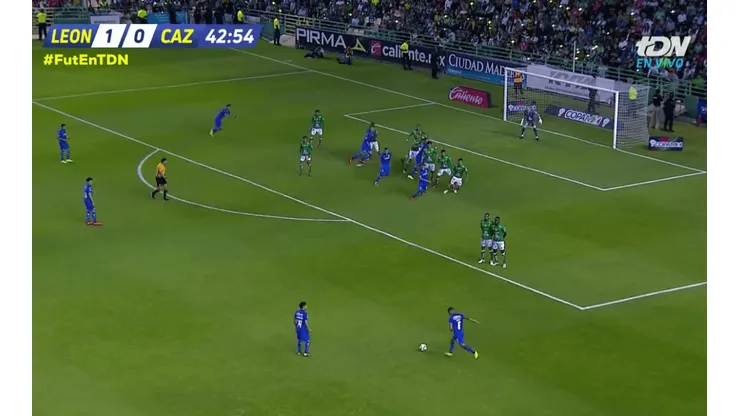 Yotún ejecutó el tiro libre que le dio el empate al Cruz Azul.