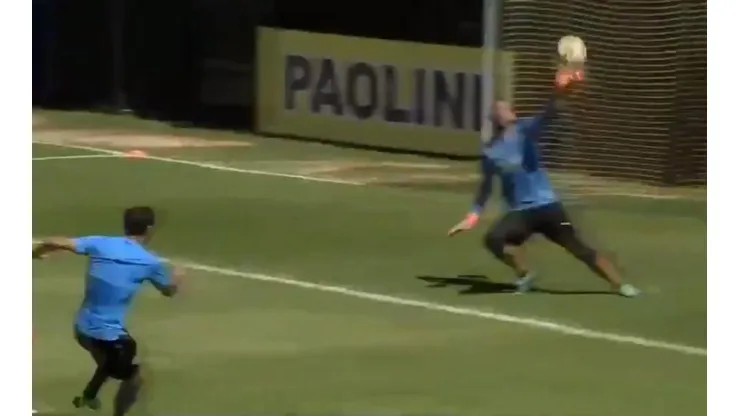 Acá estoy yo: Marcos Díaz le atajó una pelota épica a Zárate en el entrenamiento de Boca