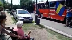 Lindo gesto de la filial con la 'nona' bostera.