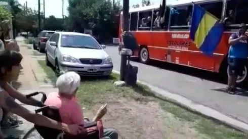 Lindo gesto de la filial con la 'nona' bostera.