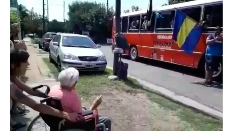 Lindo gesto de la filial con la 'nona' bostera.