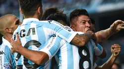 Foto de los jugadores de Racing festejando un gol.