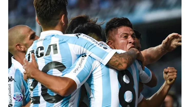 Foto de los jugadores de Racing festejando un gol.