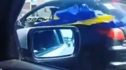 Un hincha de River se cruzó con un auto que tenía una bandera de Boca y lo trolleó de la mejor manera
