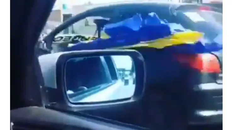 Un hincha de River se cruzó con un auto que tenía una bandera de Boca y lo trolleó de la mejor manera