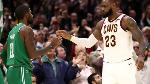 LeBron James y Kyrie Irving siguen en contacto y los Lakers sonríen