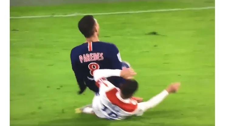 Paredes debutó en PSG y lo recibieron con una patada desde atrás