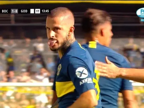 No para: Benedetto volvió a sacar la lengua tras el gol de Boca