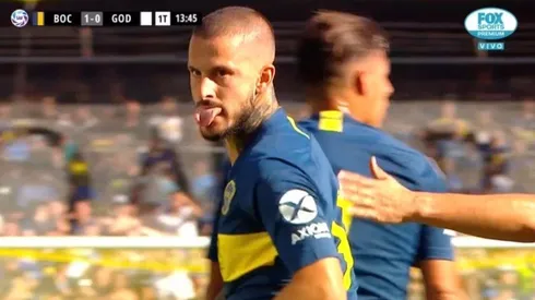 No para: Benedetto volvió a sacar la lengua tras el gol de Boca