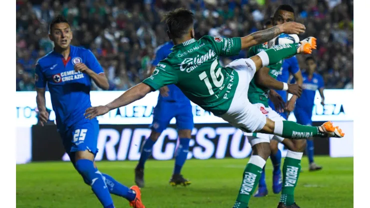 Noche oscura para el Cruz Azul que cayó en el Nou Camp ante León por 2 a 0