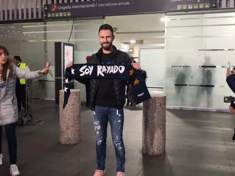 Layun ya posó con la bufanda de Rayados