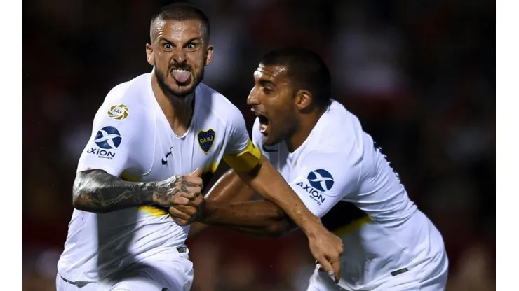 Benedetto le saca la lengua a las burlas.