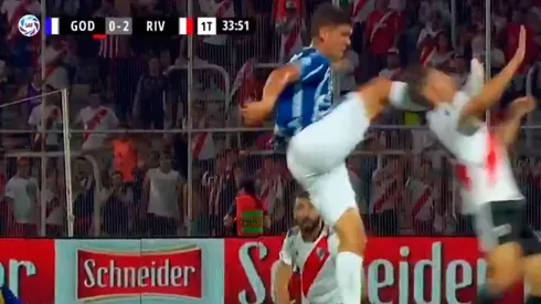 Patadón de Cardona y roja en Godoy Cruz.