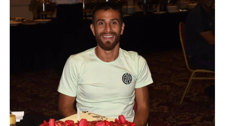 El cartel de una fanática de River que hizo a Leonardo Ponzio bajarse del micro