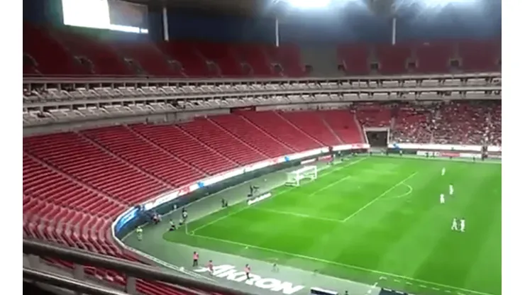 Muy poca gente en el Estadio Akron.