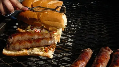 Muere una tradición: no habrá más venta de choripán afuera de la cancha