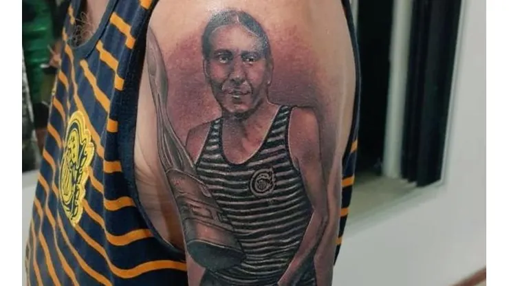 Es un capo: metió foto junto a la Copa Argentina que ganó Central y después se tatuó a él mismo