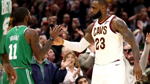 LeBron James recluta a Kyrie Irving para que vaya a los Lakers