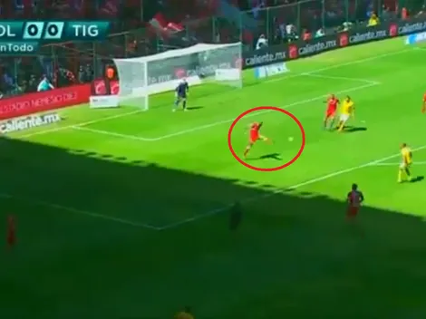 En su debut con Toluca, Maidana le pifió a la pelota en la jugada del gol de Tigres