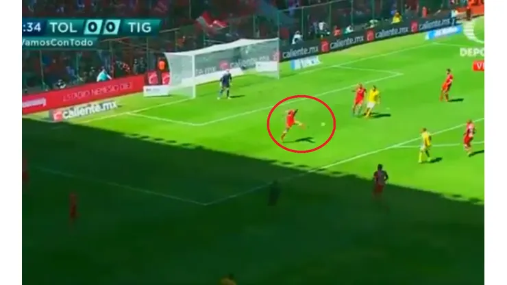En su debut con Toluca, Maidana le pifió a la pelota en la jugada del gol de Tigres