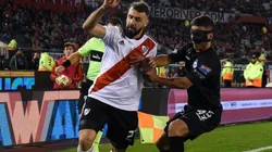 Mac Allister luchando contra Pratto, uno de los verdugos de Boca.