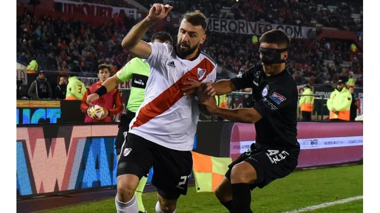 Mac Allister luchando contra Pratto, uno de los verdugos de Boca.