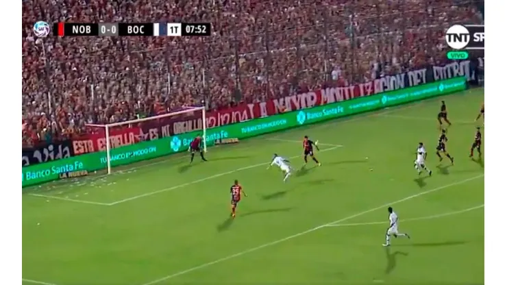 El Pipa intentó una tijera que pasó por al lado.
