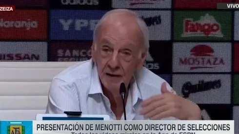César Luis Menotti en conferencia de prensa