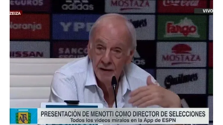 César Luis Menotti en conferencia de prensa