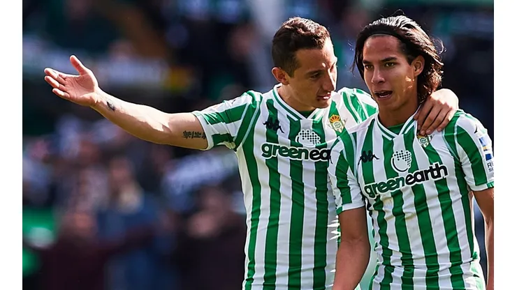 La duda que mantiene el entrenador de Betis respecto a Diego Lainez