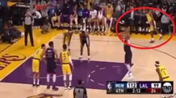 Rajon Rondo de los Lakers le lanza una toalla a un rival para distraerlo