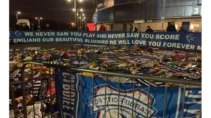 La bandera de los hinchas del Cardiff City.