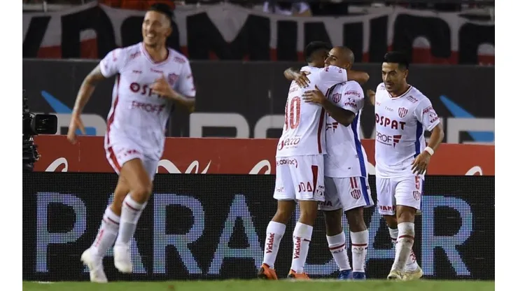 Zabala festeja junto al autor de la jugada. (Foto: Getty)