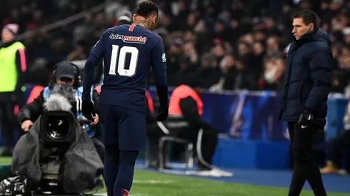 Neymar salió del campo llorando.