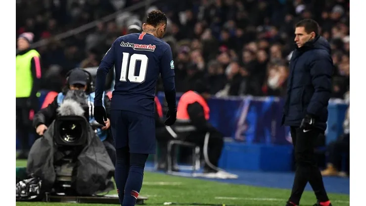 Neymar salió del campo llorando.