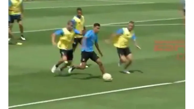 A Bebelo Reynoso casi lo rompen durante el entrenamiento de Boca