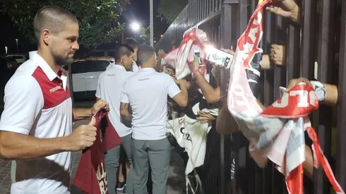 El pedido de los hinchas de Universitario al recibir al plantel en su llegada a Chile