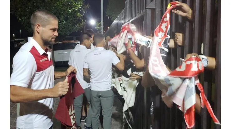 El pedido de los hinchas de Universitario al recibir al plantel en su llegada a Chile
