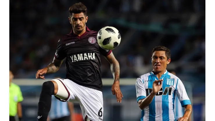 Román Martínez con la camiseta de Lanús.