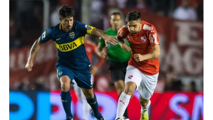 Pablo Pérez enfrentando a Independiente.