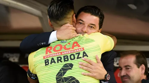 Barboza se abraza con Gallardo antes del partido entre River y Defensa