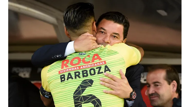 Barboza se abraza con Gallardo antes del partido entre River y Defensa