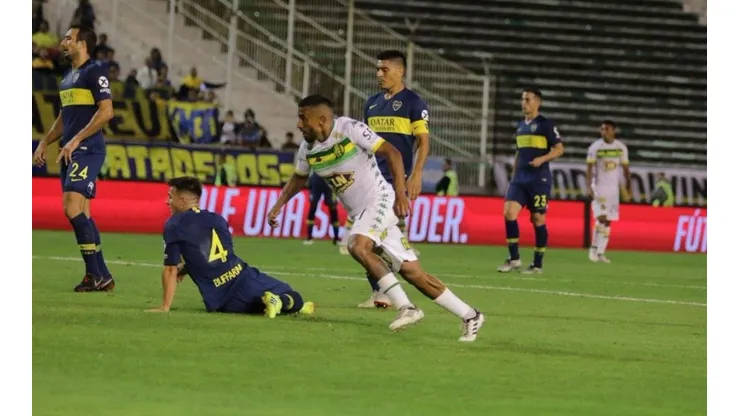 Chávez bailó a la defensa de Boca y convirtió el descuento.