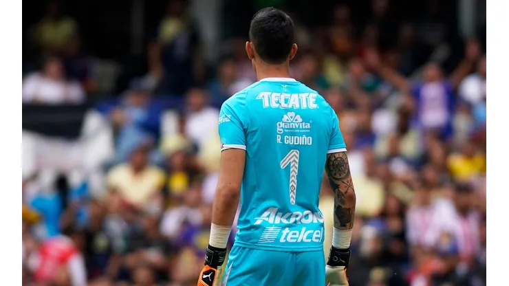 En el momento más difícil de Gudiño, la afición de Chivas le regala una cálida ovación