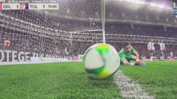 Polémico gol anulado a Triverio ante Chivas: ¿La pelota ingresó en su totalidad?