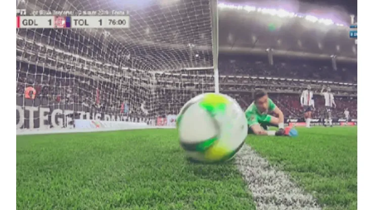Polémico gol anulado a Triverio ante Chivas: ¿La pelota ingresó en su totalidad?
