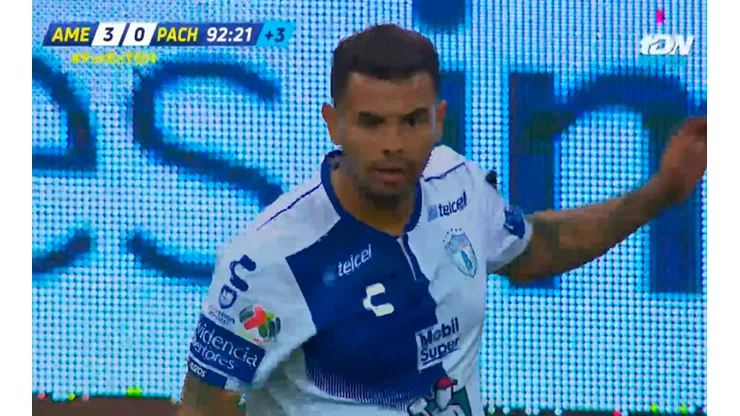 Cardona enfurecido por la goleada recibida, se sacó contra el árbitro del partido