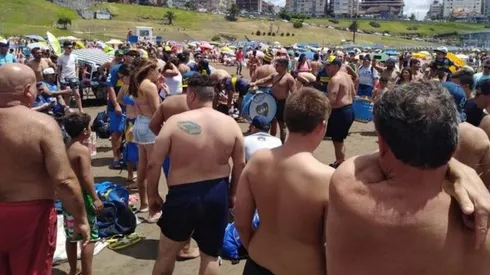 Nada de amistoso: la hinchada de Boca metió tremenda fiesta en la playa de Mar del Plata