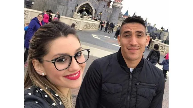 El mensaje de la novia de Centurión desde la playa y con la camiseta del 10: "Feliz cumple campeón"